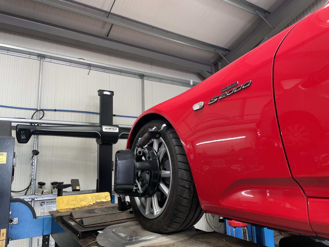 4 wheel alignment car on lift