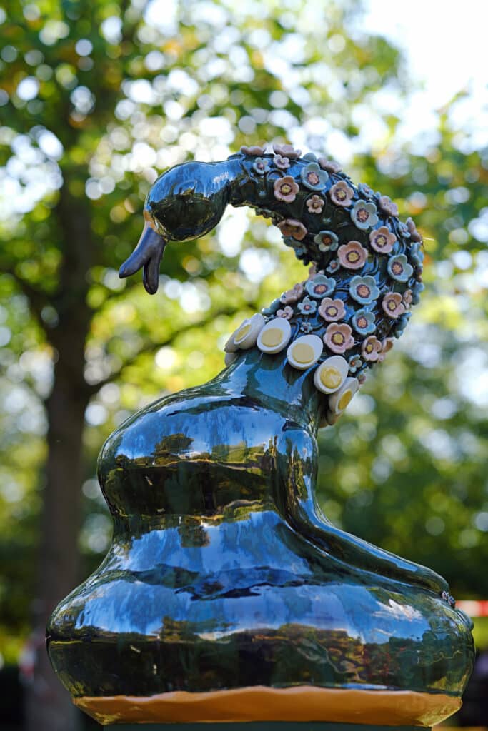 holly-stevenson-the-debate-2023-pi-artworks-and-sid-motion-gallery-frieze-sculpture-2023_53199094390_o