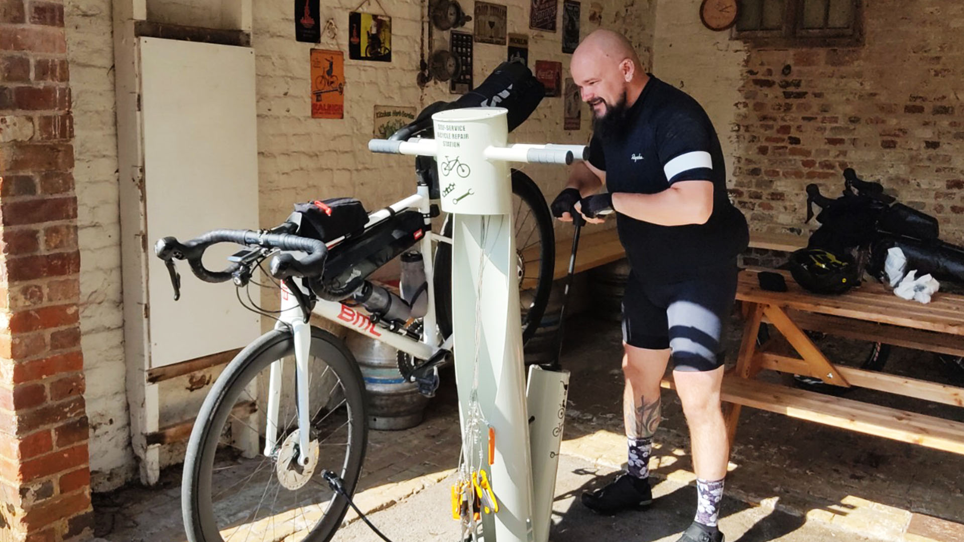 Cyclists pit stop