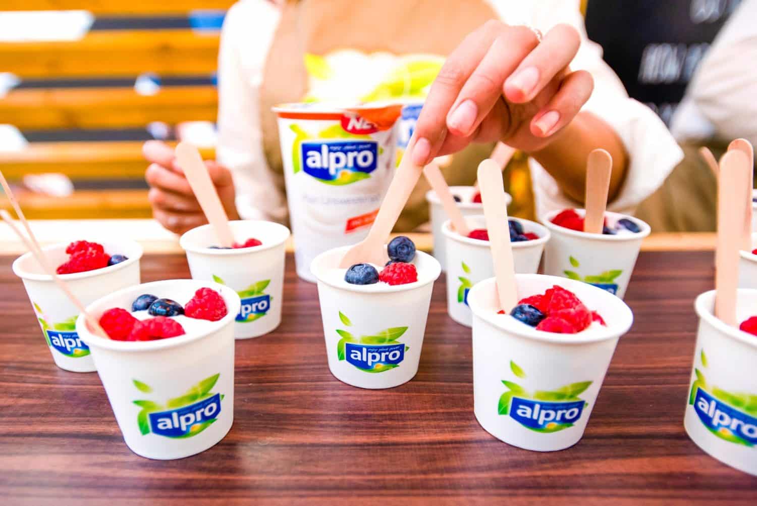 yoghurt pots with spoons and berries